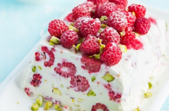 Semifreddo s malinami a pistáciami